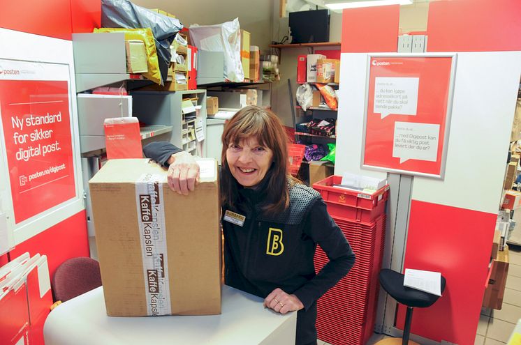 Trude Gullhav lemper esker på Post i Butikk, etter 36 år på postkontor.