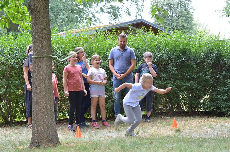 Geschwisterkinder fahren ins Sommerfreizeitcamp nach Oberau