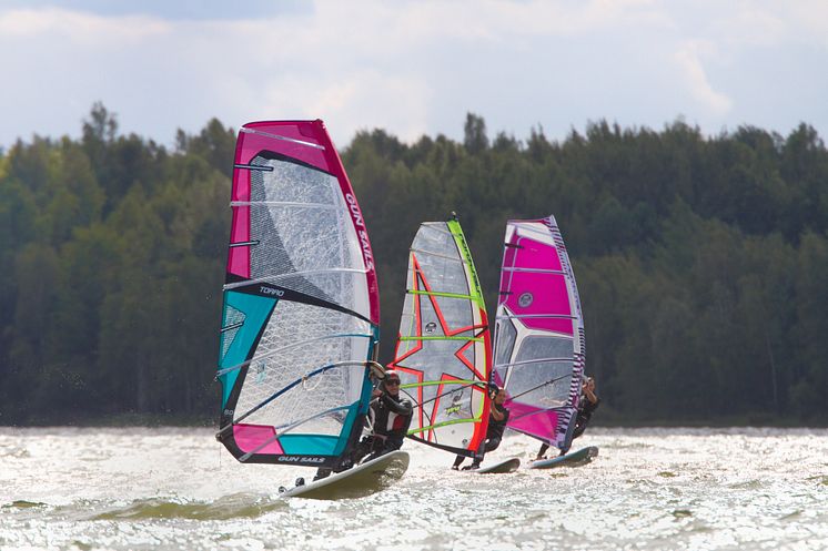 windsurfen_im_lausitzer_seenland_foto_tourismusverband_lausitzer_seenland_-_kathrin_winkler