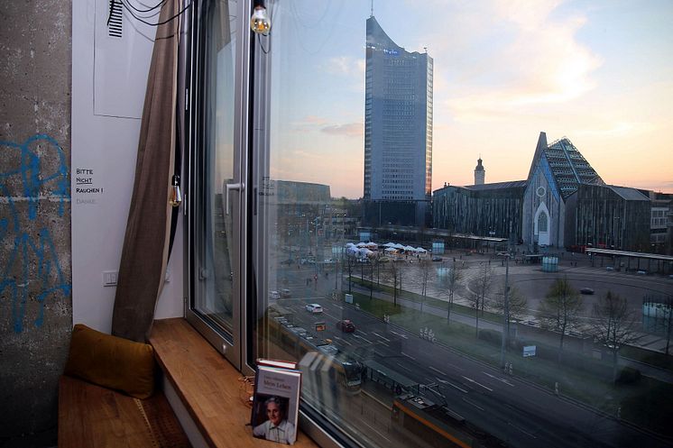 Blick aus den FELIX SUITEN zum Augustusplatz mit Gewandhaus, City-Hochhaus und Universität