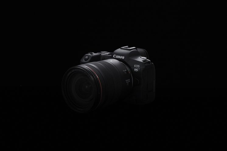 EOS R5FrontSlantLeft