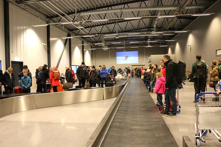 Passagerare väntar på bagage