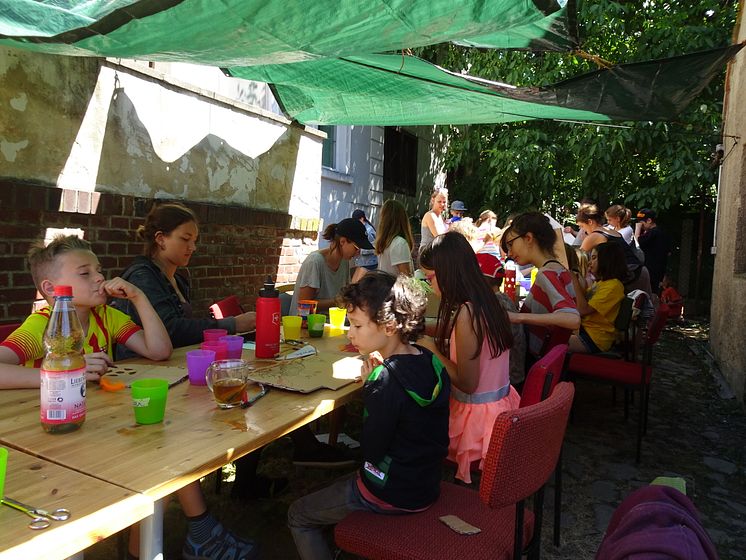 Geschwisterkinder fahren ins Sommerfreizeitcamp nach Oberau