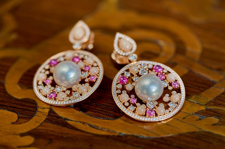 Queen Charlotte earrings 01