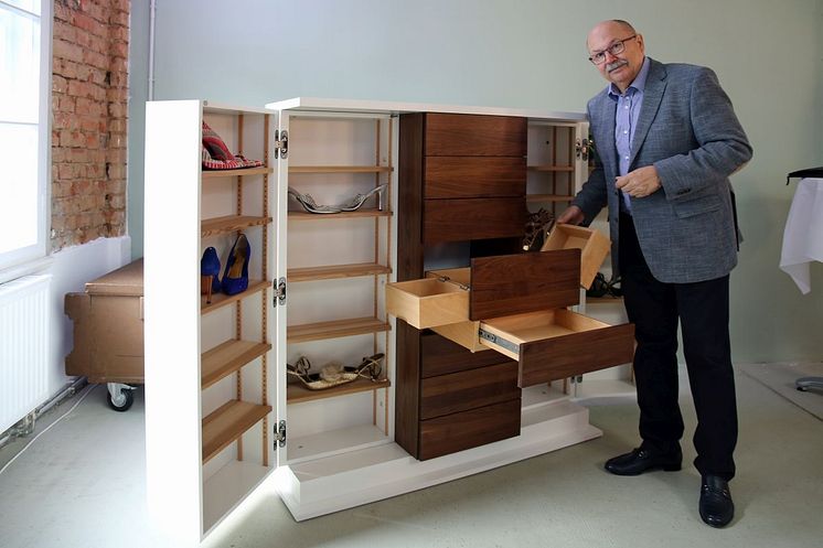 Designer Günther Rothe stellt seinen "Schuhschrank mit Extras" vor. Neben Platz für 16 Paar Schuhe, bietet der Schrank unter anderem Raum für Pflegemittel und Schuhanzieher.