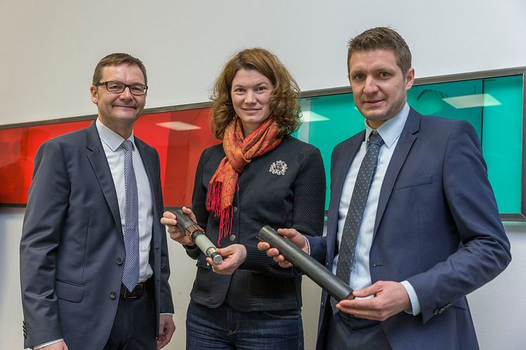 Bayernwerk-Chef Reimund Gotzel (links), Landrätin Tanja Schweiger und Markus Segerer, Netzbauleiter am Bayernwerk-Netzcenter Parsberg, mit Modellen eines 20-kV-Mittelspannungskabels.