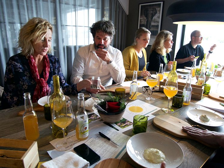 Caroline Tallving, Rolf Nilsson, Ellinor Jidenius och Anna K Sjögren provar sorthonung