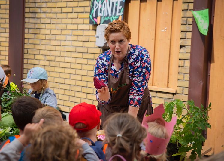 Kine Bekkengen på Bakgårdsfestival i Tønsberg. 