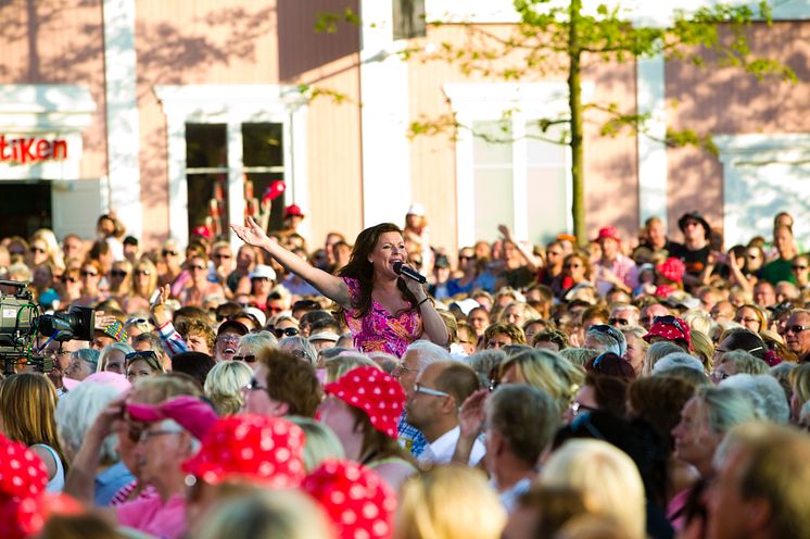 Lotta Engberg längtar till sommarens allsång