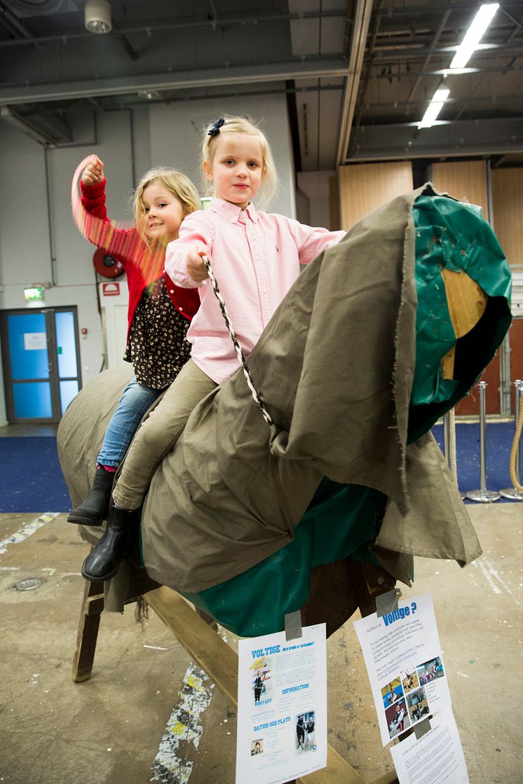 Olivia och Maja provade Voltigehästen