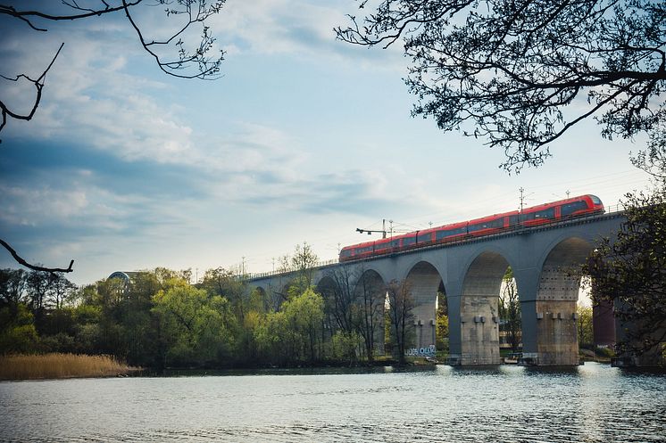 MTR_train_bridge_jana_eriksson-viäger-LOW.jpg