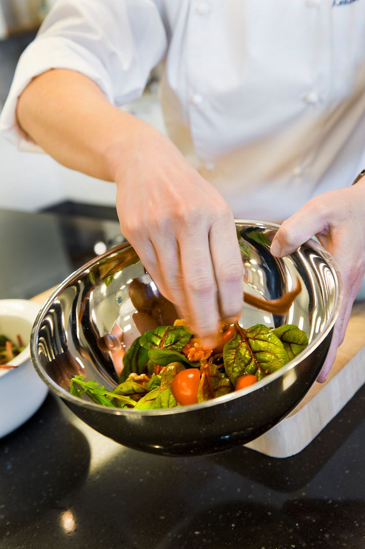 Kock serverar sallad