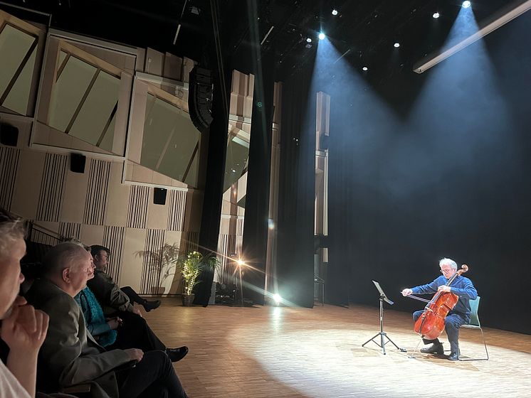 Bård Henrik Bosrup - cello er fornøyd med klanganlegget  - Foto Anne-Line Aaslund