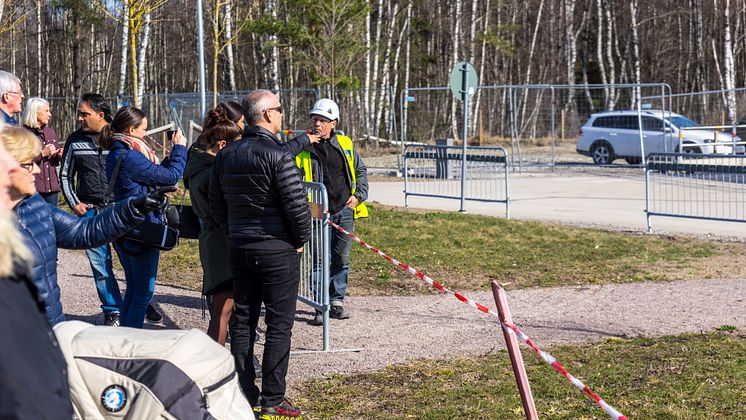 Kunderna kan stå och se på montaget bakom avspärrningarna 