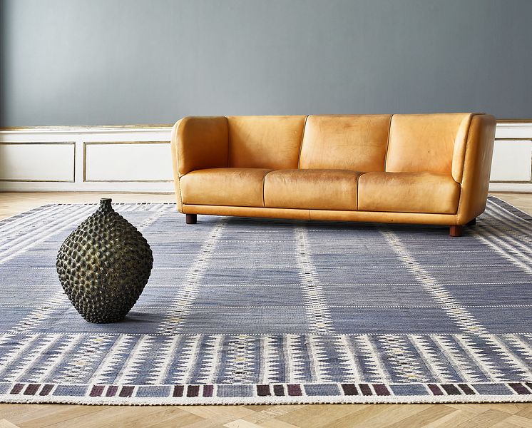 Arne Jacobsens unikke "Novo"-sofa,  Axel Saltos store stentøjsvase og tæppe vævet af   Barbro Nilsson.       