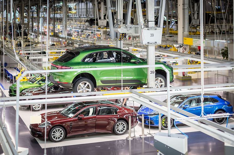 Production launch: the first customer vehicle of the new Macan rolls off the production line