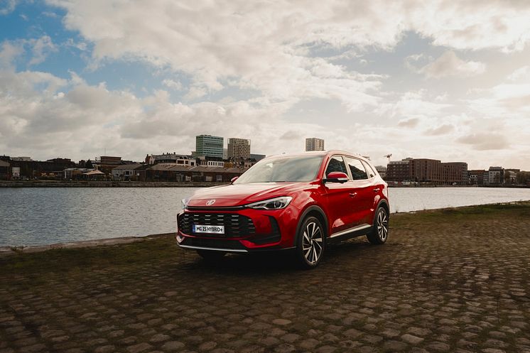 MG ZS HEV+riverside 1.jpg