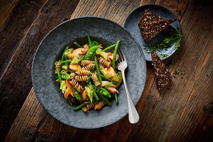 FULDKORN_Pastasalat med laks og grønt