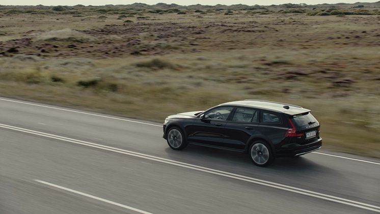 V60_Cross_Country_B5_AWD_Onyx_Black