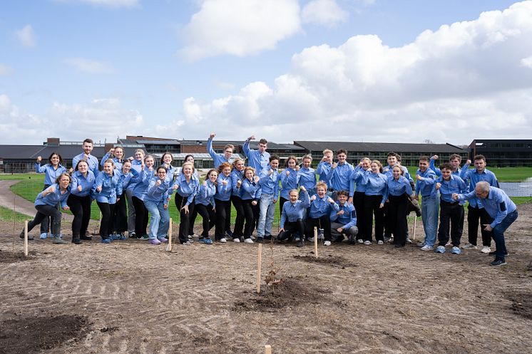 I alt plantede 37 elever træer og til efteråret kommer der 120 flere elever og træer til (4).jpg