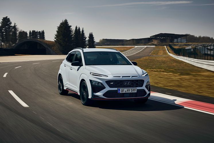 hyundai-kona-n-test-drive-sonic-blue-driving-21