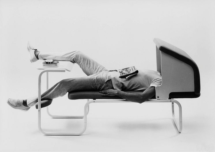 Ekstrem Ekstrøm. Møbel- og industridesign.Headover kantinebord og sitteenhet/divan, Møre designteam (Jan Lade og Svein Asbjørnsen), Studio Håg, 1983