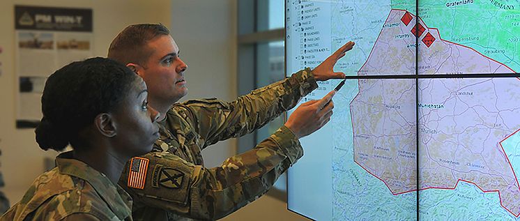 img1238_01_us_commanders-pointing-on-screens-with-digital-map
