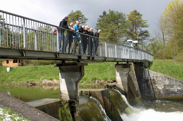 Bayernwerk Natur, Stadtwerke Bad Tölz, Energiewende Oberland und kommunale Vertreter informierten vor Ort über die Pläne zum Neubau des Wasserkraftwerks Farchet am Isar-Loisach-Kanal in Wolfratshausen.