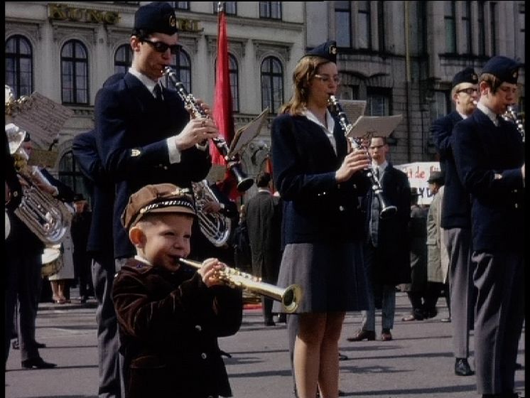 Gosse med tuta. Från Här & Då - historisk film på stan.