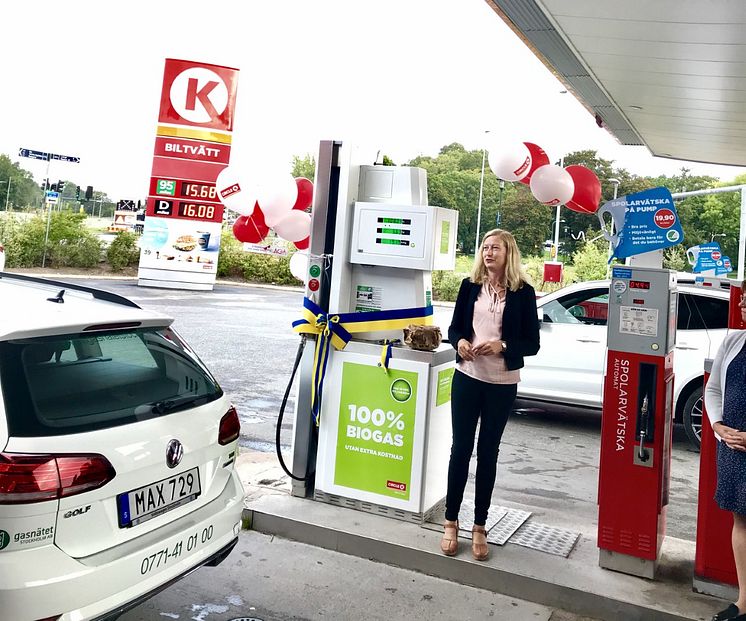 Katarina Luhr, Stockholms klimat- och miljöborgarråd, inviger biogasstationen på Circle K Frescati