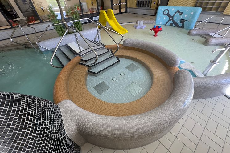 Barnbasssängen liten pool med sittbänk och trappa.jpg
