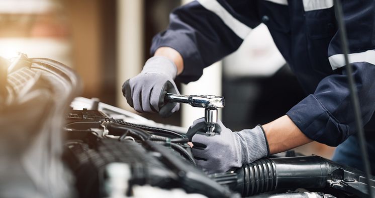 Mekaniker reparerer motor på bil