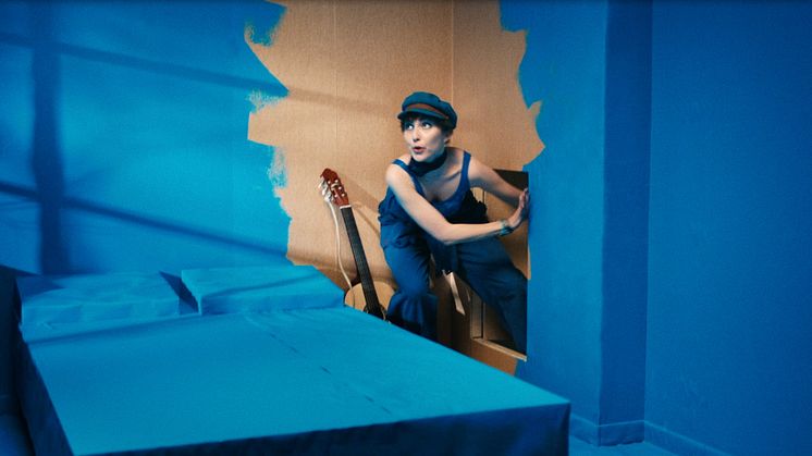 Maja Gödicke i musikvideon till låten Blå