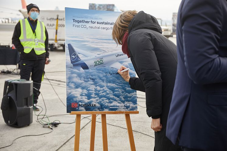 Lufthansa Cargo und DB Schenker starten die ersten CO2-neutralen Frachtflüge