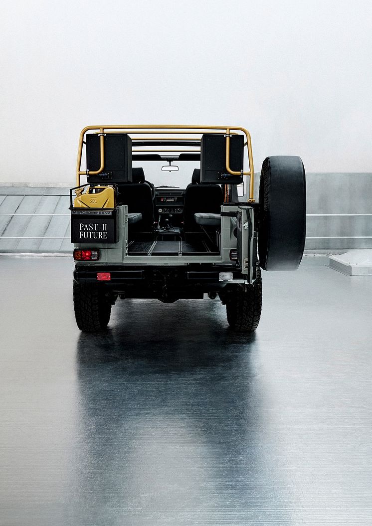 Konstverket Project G-Class Past II Future inspirerat av NIGO