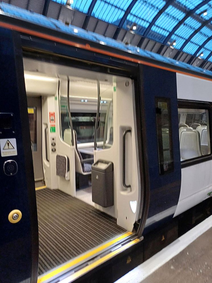 Class 379 vestibule.jpg