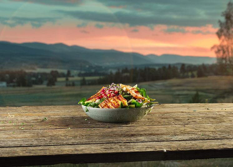 Sommarsallad med Norrloumi, päron och granatäpple