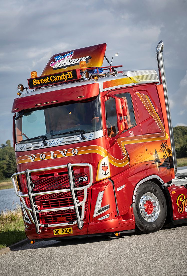 Utmanaren danske Henrik Guldager har återskapat den bil han vann med 1985 i en modern version. Dragbilen ”Sweet Candy II” är en Volvo FH500