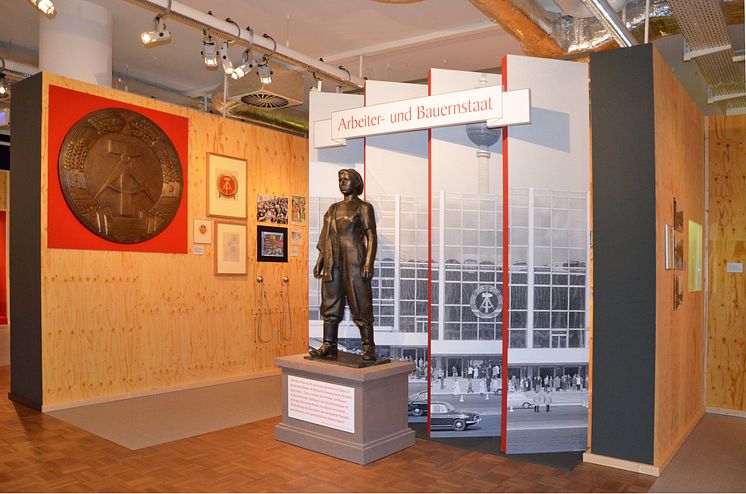 Blick in die Ausstellung "Deutsche Mythen seit 1945" Themenbereich "Arbeiter und Bauernstaat"