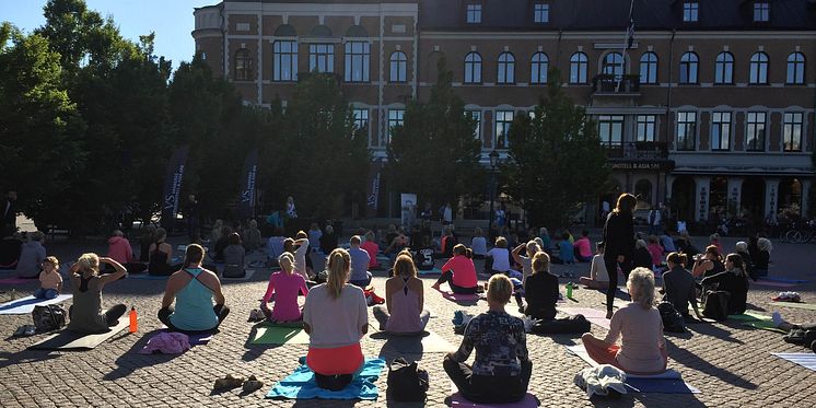 Yogobe och Varbergs Stadshotell & Asia spa firade yogan på Varbergs torg. 