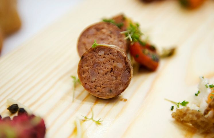 Stekt chorizo med sallad på kronärtskocka, örter, purjolök och rostad paprika #svenskchark