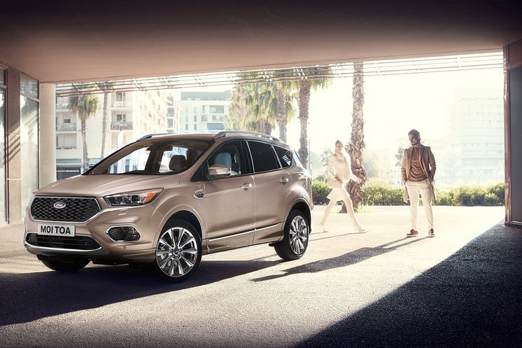 2016FordKuga_Vignale_04