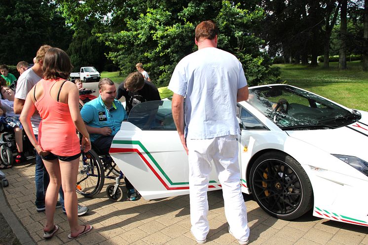 Ein aufregender Nachmittag im Bärenherz: Kinder mit Dr. Schuh im Lamborghini unterwegs