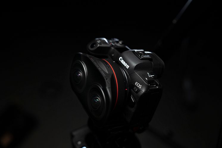 Canon RF 5.2mm F2.8L DUAL FISHEYE_Ambient_4.jpg