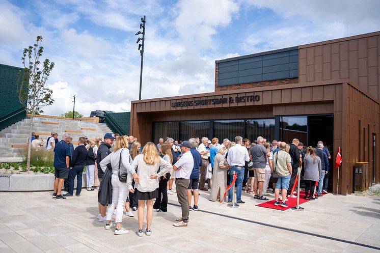 Mange gæster var mødt op til åbningen af Larsens Sportsbar & Bistro
