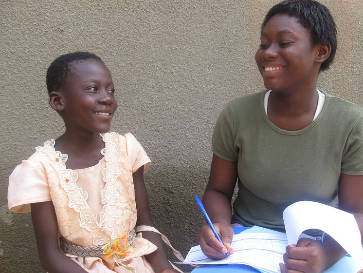 Amandine, 12 år från Burkina Faso intervjuas av personal från ChildFund Alliance