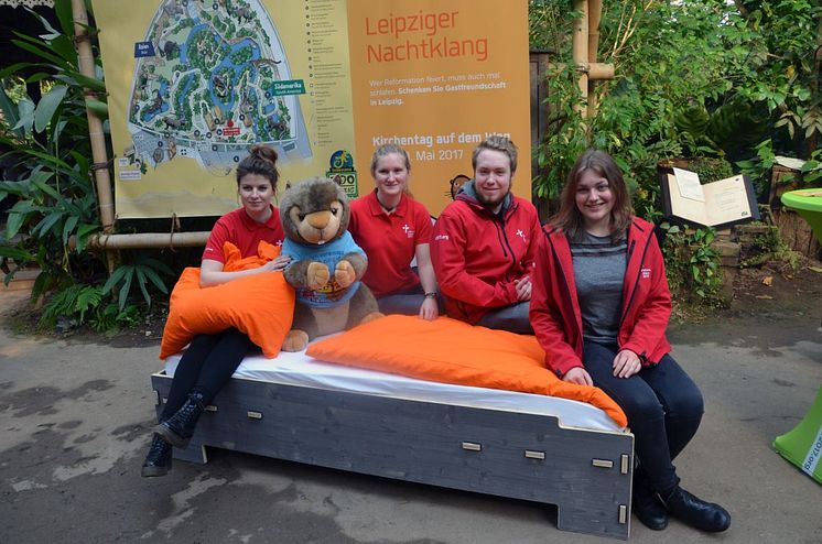 Vier Volunteers sind mit Bett und Murmeltier Mandy ins Gondwanaland im Zoo Leipzig gereist