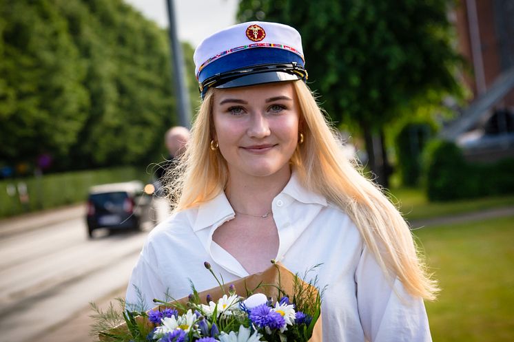 Alberte Kjærsgaard Schartau var en af de 5 første studenter, som mandag fik deres studenterhuer på Tradium HHX.