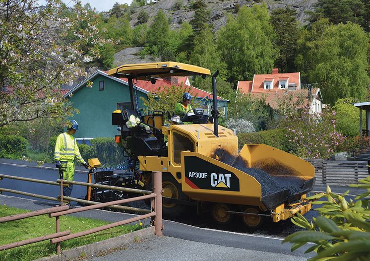 Cat AP300F asfaltsläggare i arbete