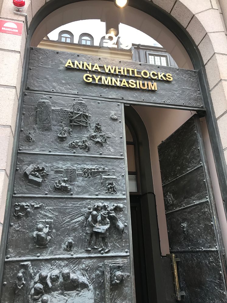 Entrén till Anna Whitlocks gymnasium på Kungsholmen, Stockholm